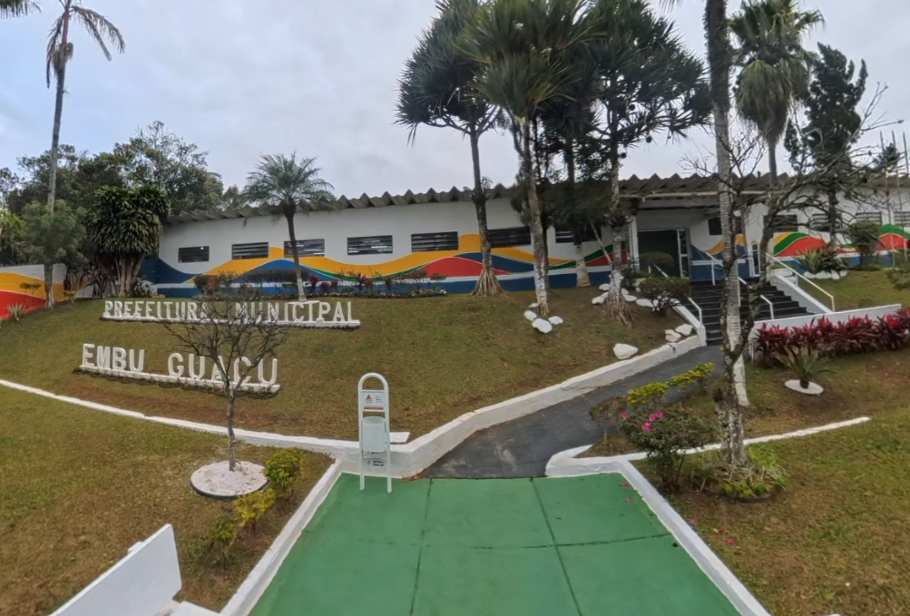 Prefeitura explica revitalização de praça e afirma que cores seguem identidade visual de Embu-Guaçu