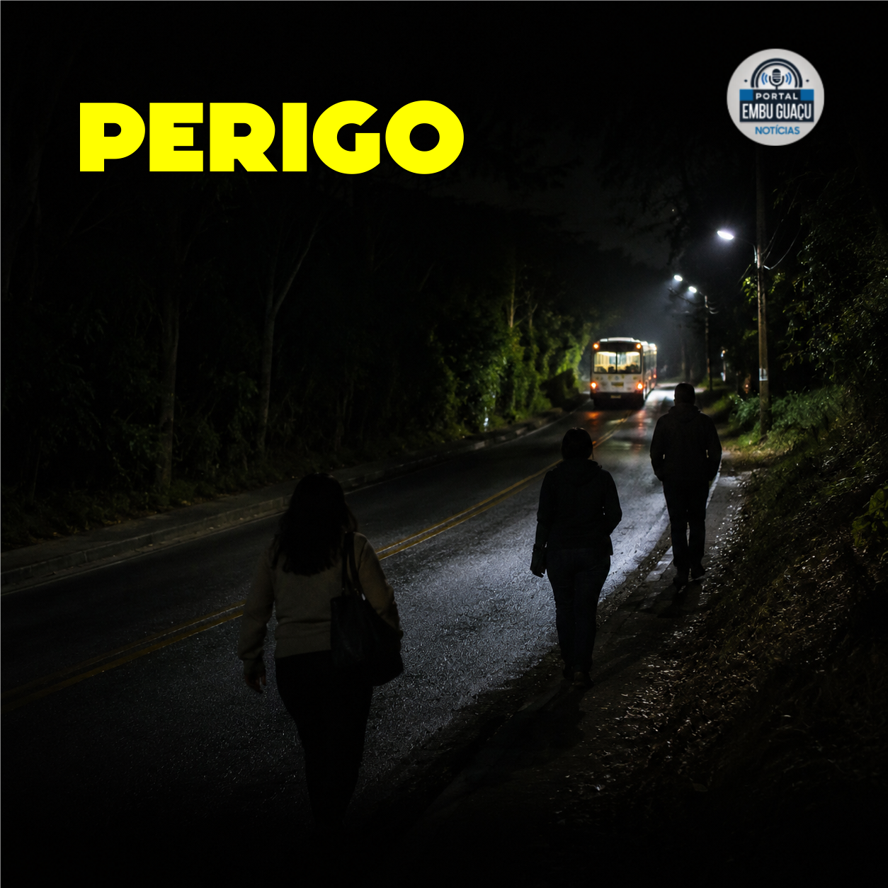 Estrada do Jaceguava: falta de ônibus obriga moradores a caminhar no escuro e sem calçada